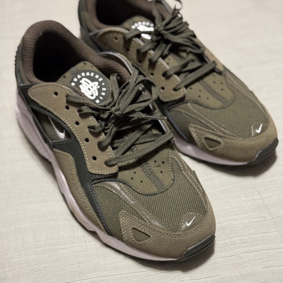 Nike Men's Olive Green Huarache Run Sneakers - Men’s Size 9 - Picture 1 of 1
